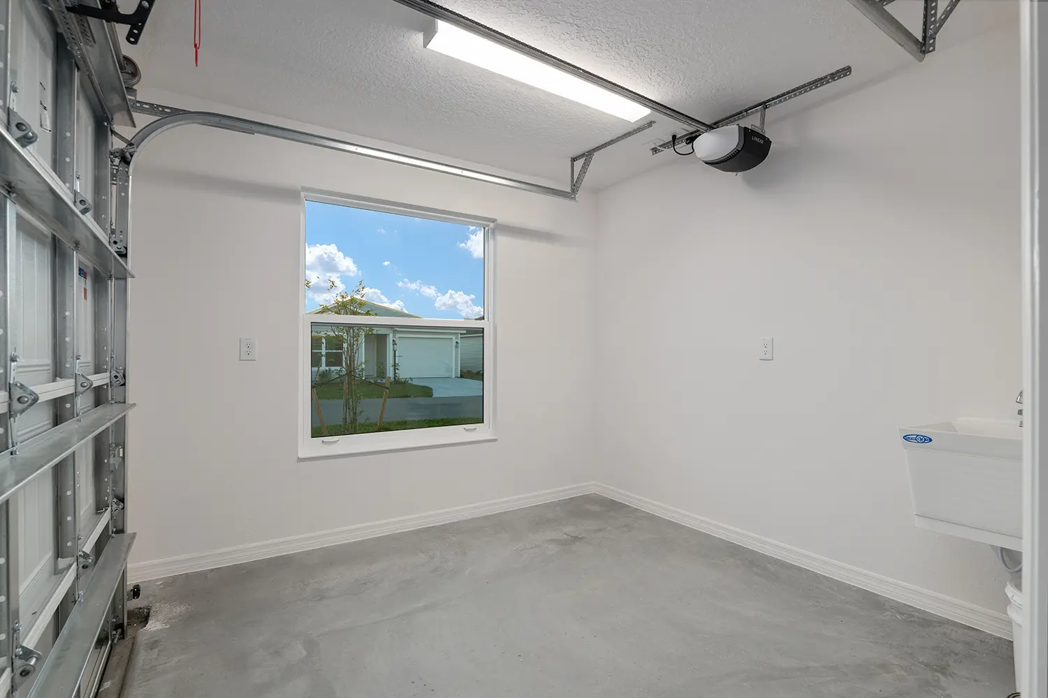 patio-villa-emerald-interior-garage-2