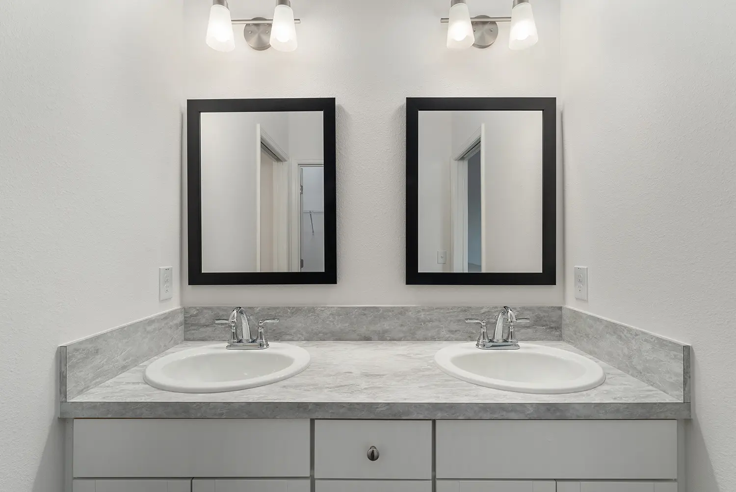 patio-villa-topaz-bathroom-double-sink