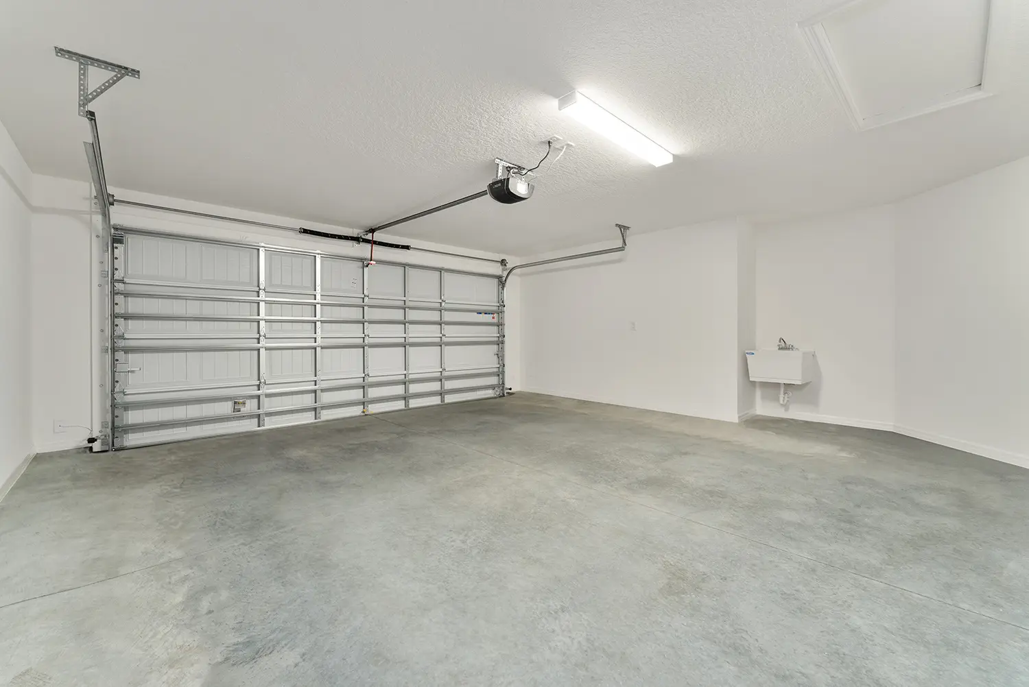 patio-villa-topaz-interior-garage-empty