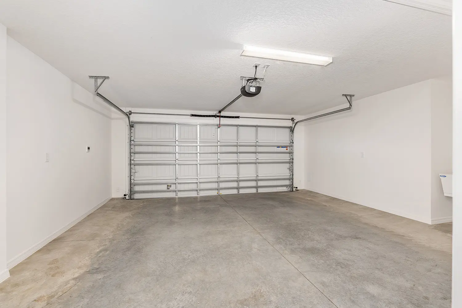 patio-villa-topaz-interior-garage