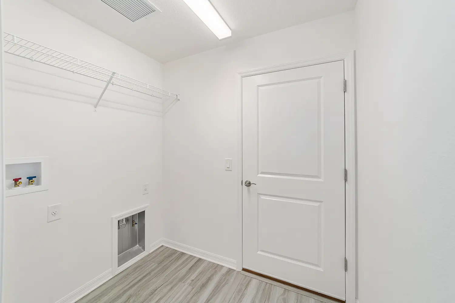 designer-tall-pine-street-of-dreams-laundry-room