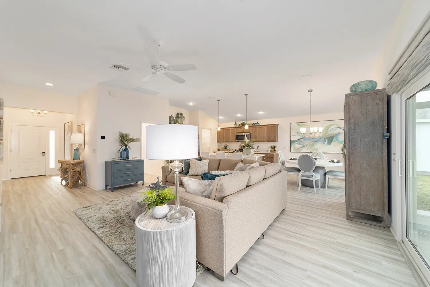 designer-tall-pine-street-of-dreams-living-room-kitchen-3