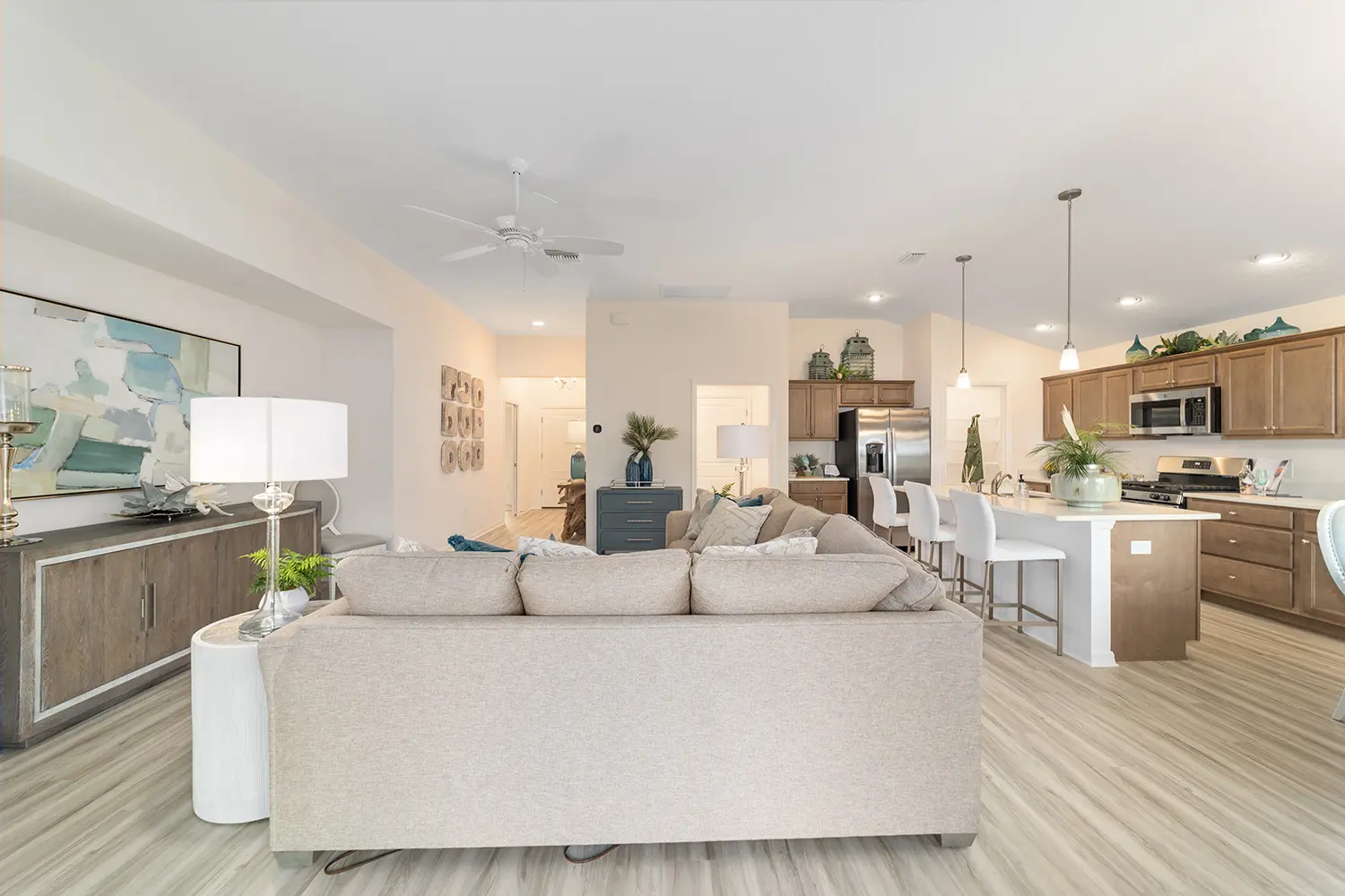 designer-tall-pine-street-of-dreams-living-room-kitchen