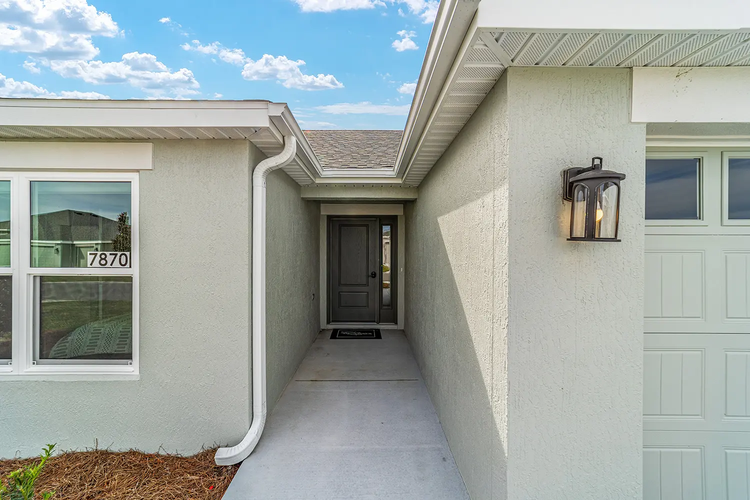 designer-chickadee-street-of-dreams-exterior-front-entry