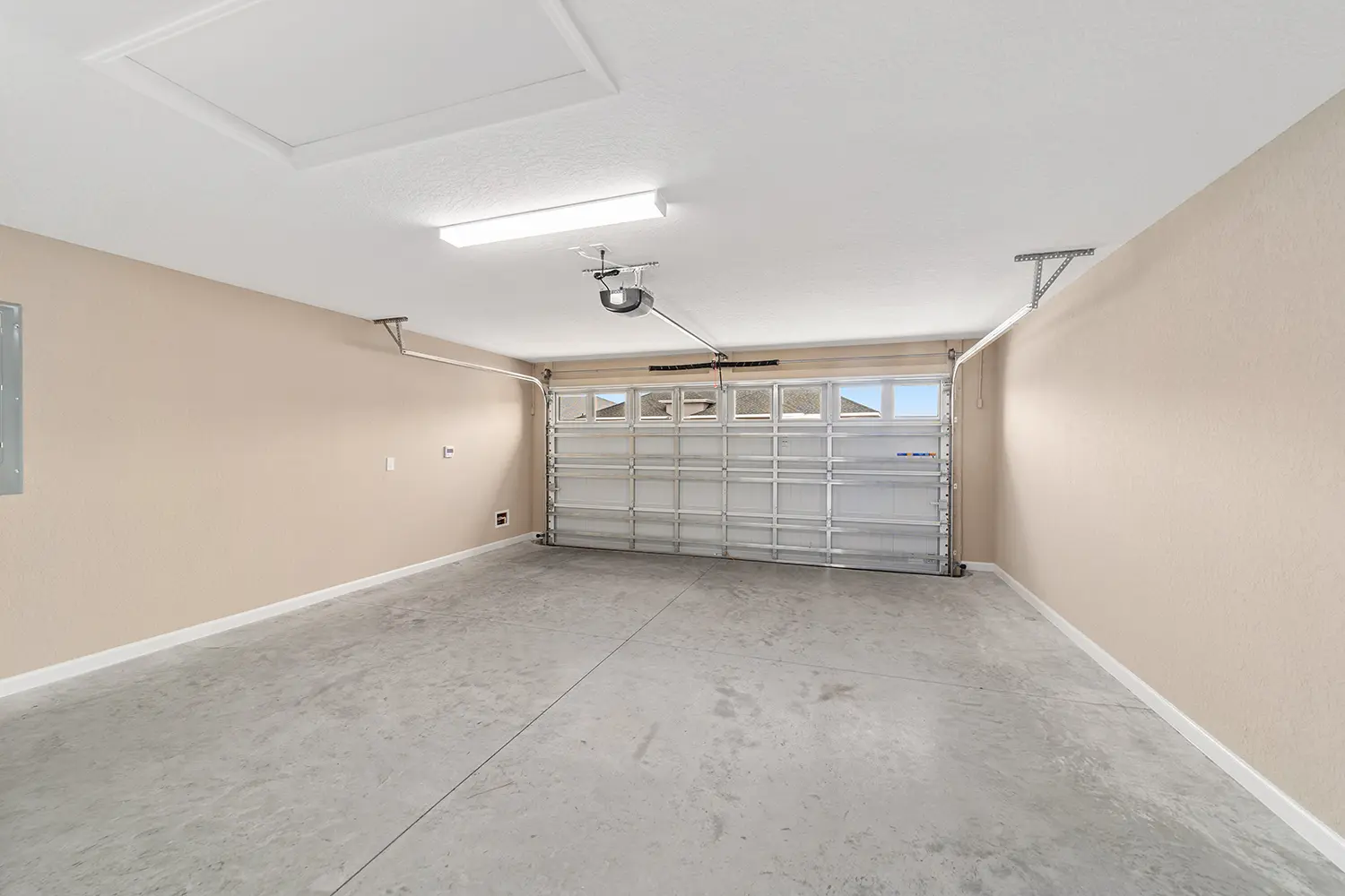 designer-chickadee-street-of-dreams-interior-garage