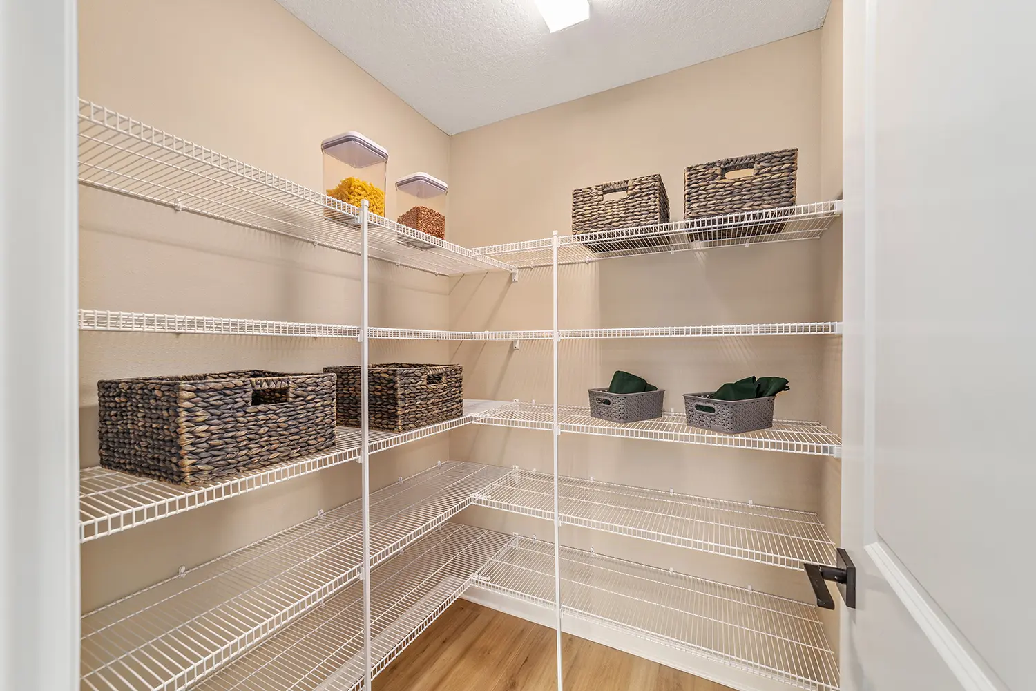 esigner-chickadee-street-of-dreams-closet