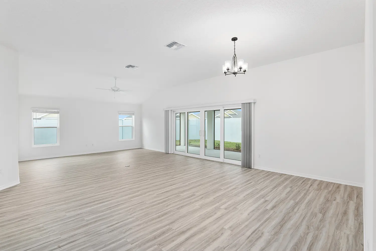 veranda-saginaw-living-room-dining