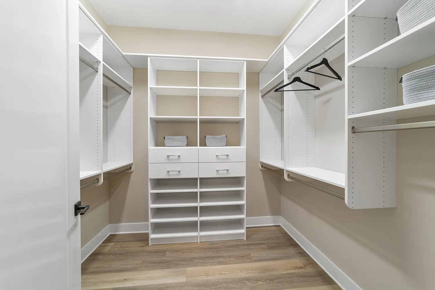 premier-albany-street-of-dreams-closet