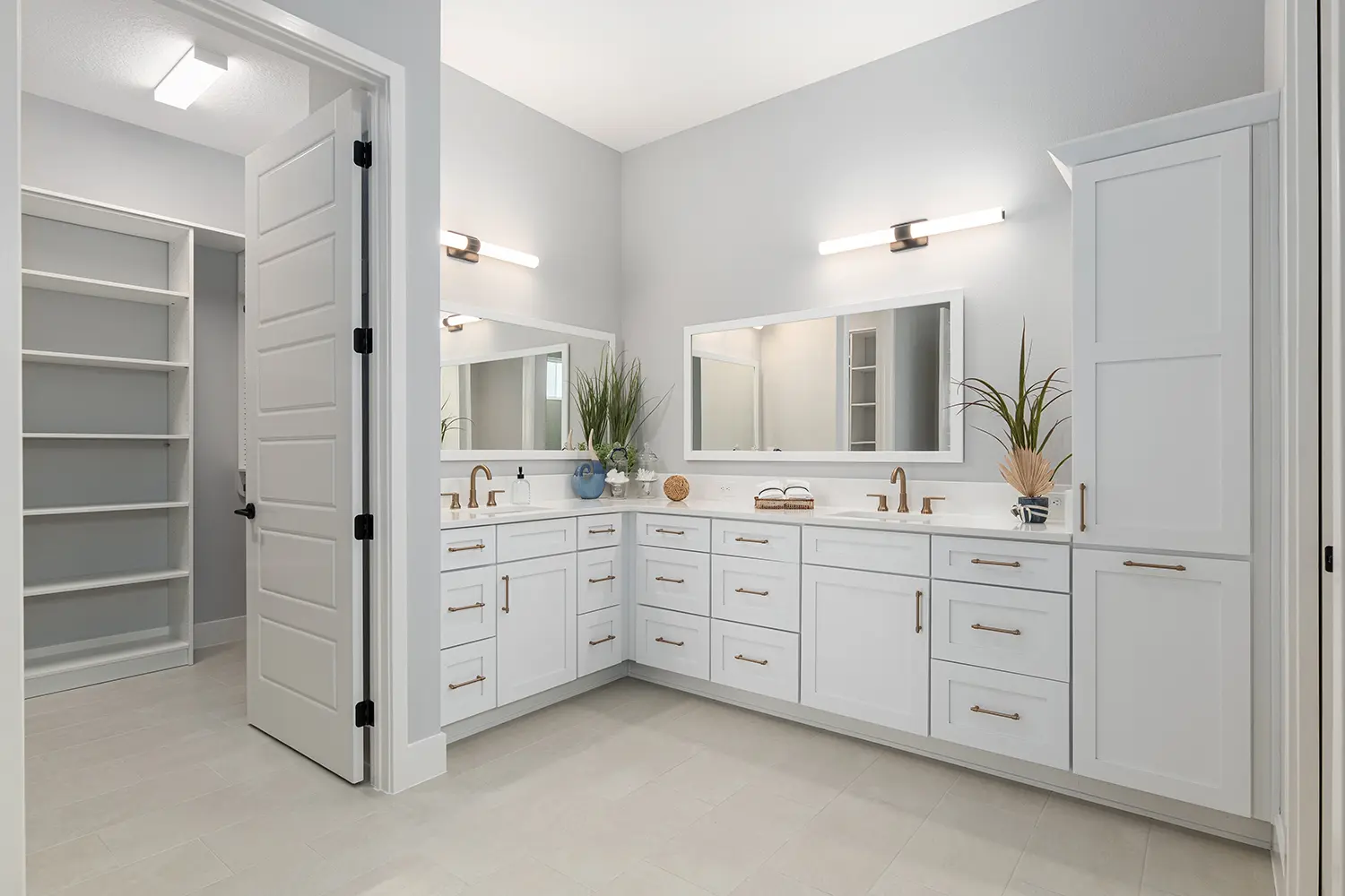 premier-starling-street-of-dreams-master-bathroom-with-closet-34