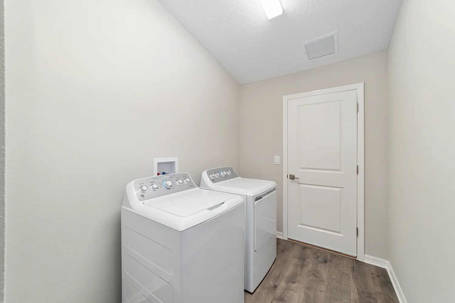 cottage-sun-kissed-laundry-room