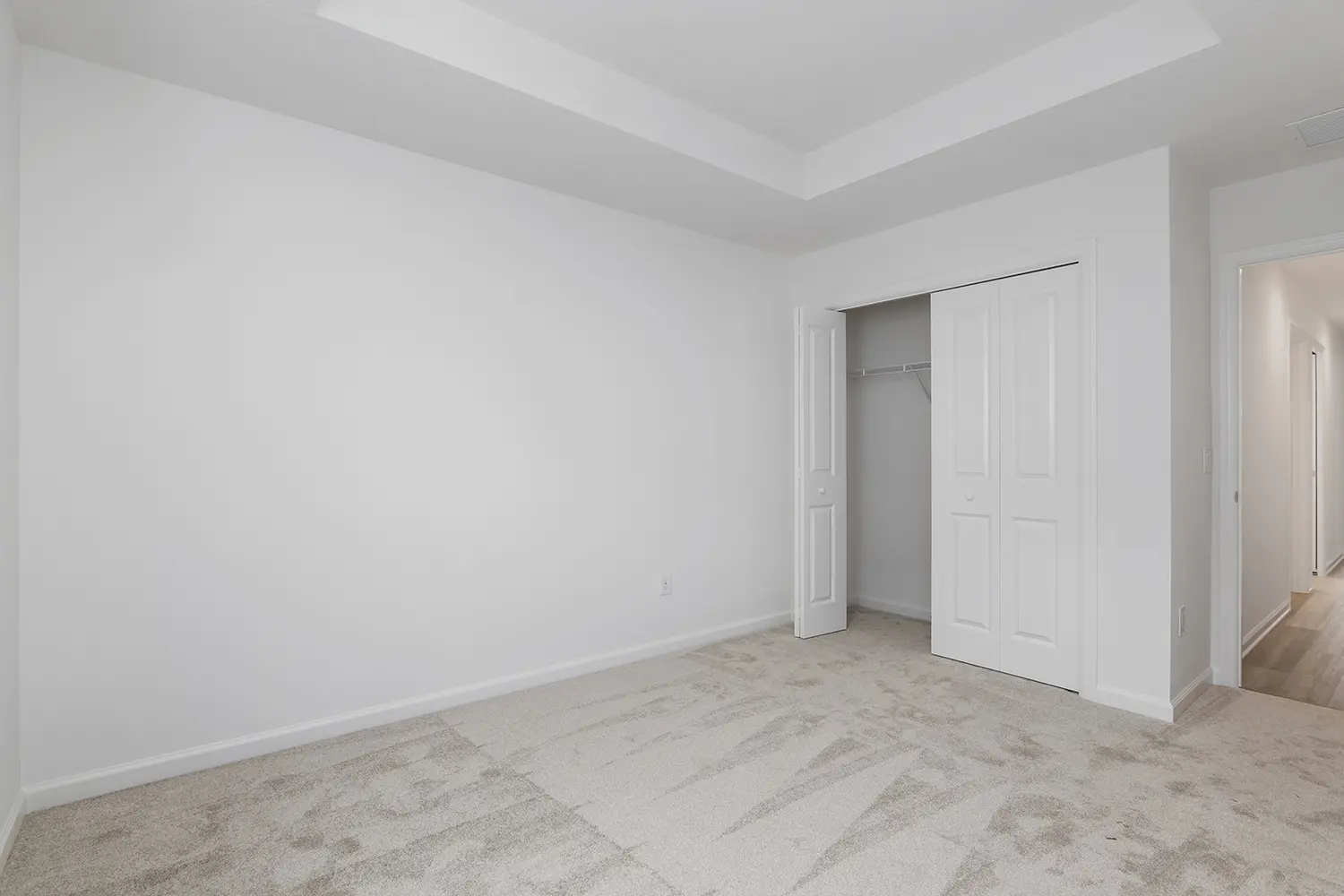 courtyard-villa-arlington-bedroom-with-closet-32