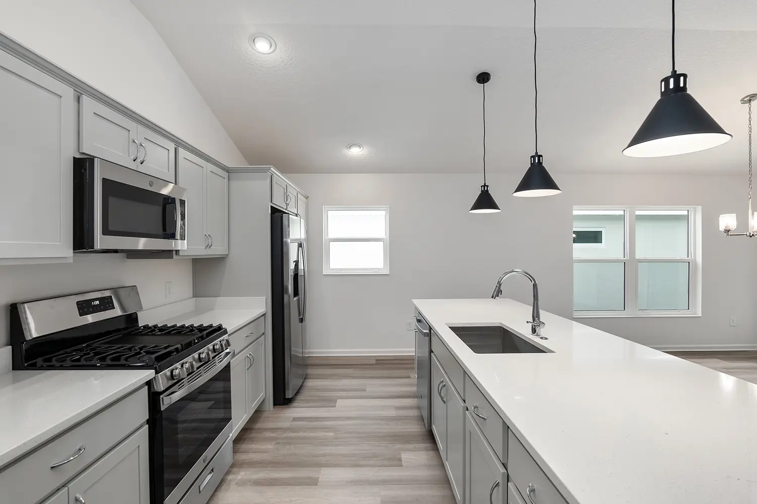 courtyard-villa-arlington-kitchen-side-view-16