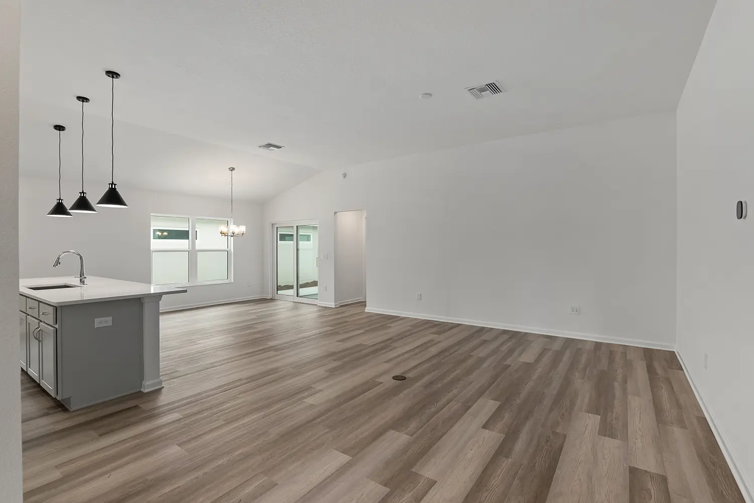 courtyard-villa-arlington-living-room-with-kitchen-7