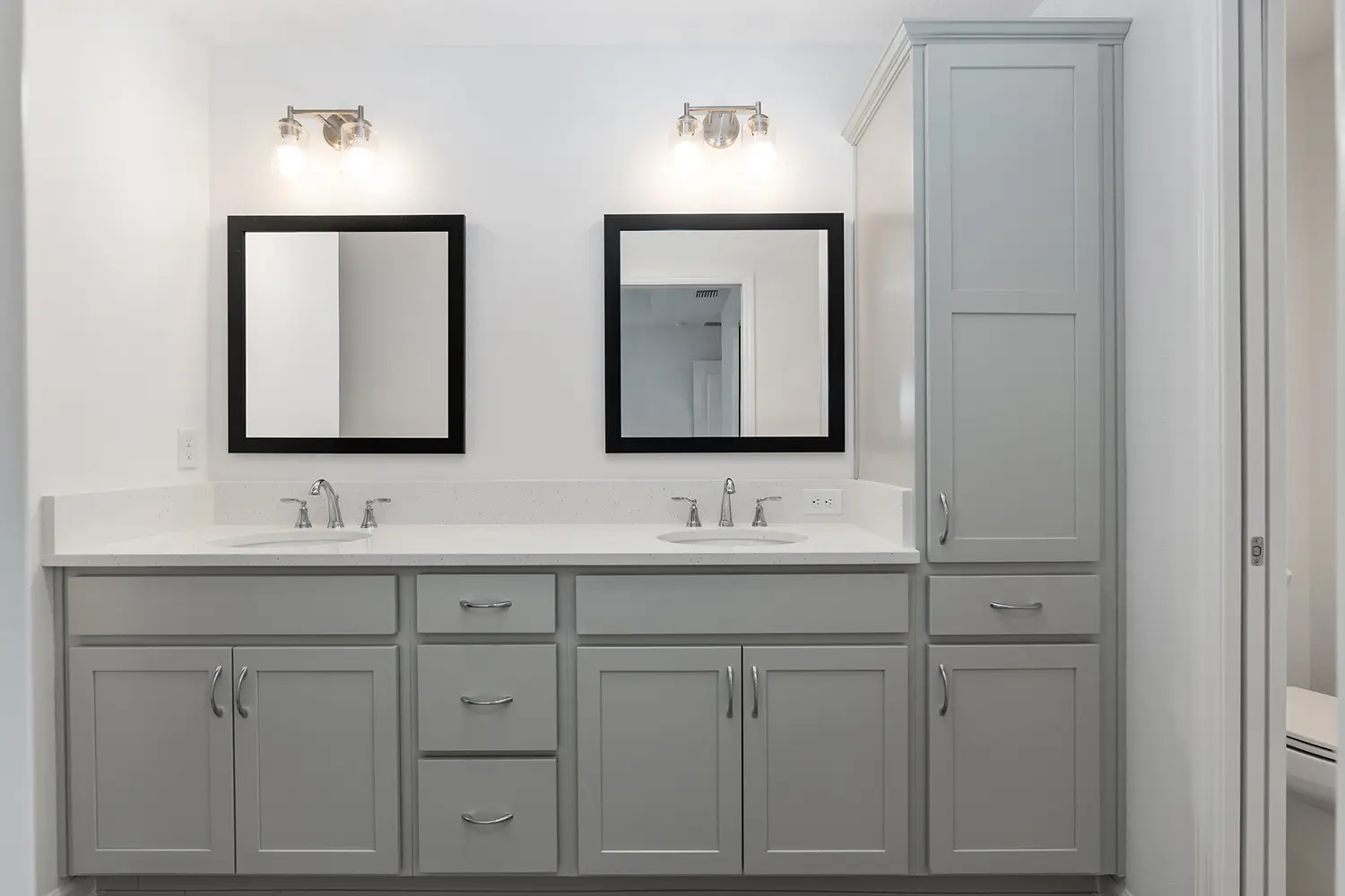 courtyard-villa-arlington-master-bathroom-sinks-22