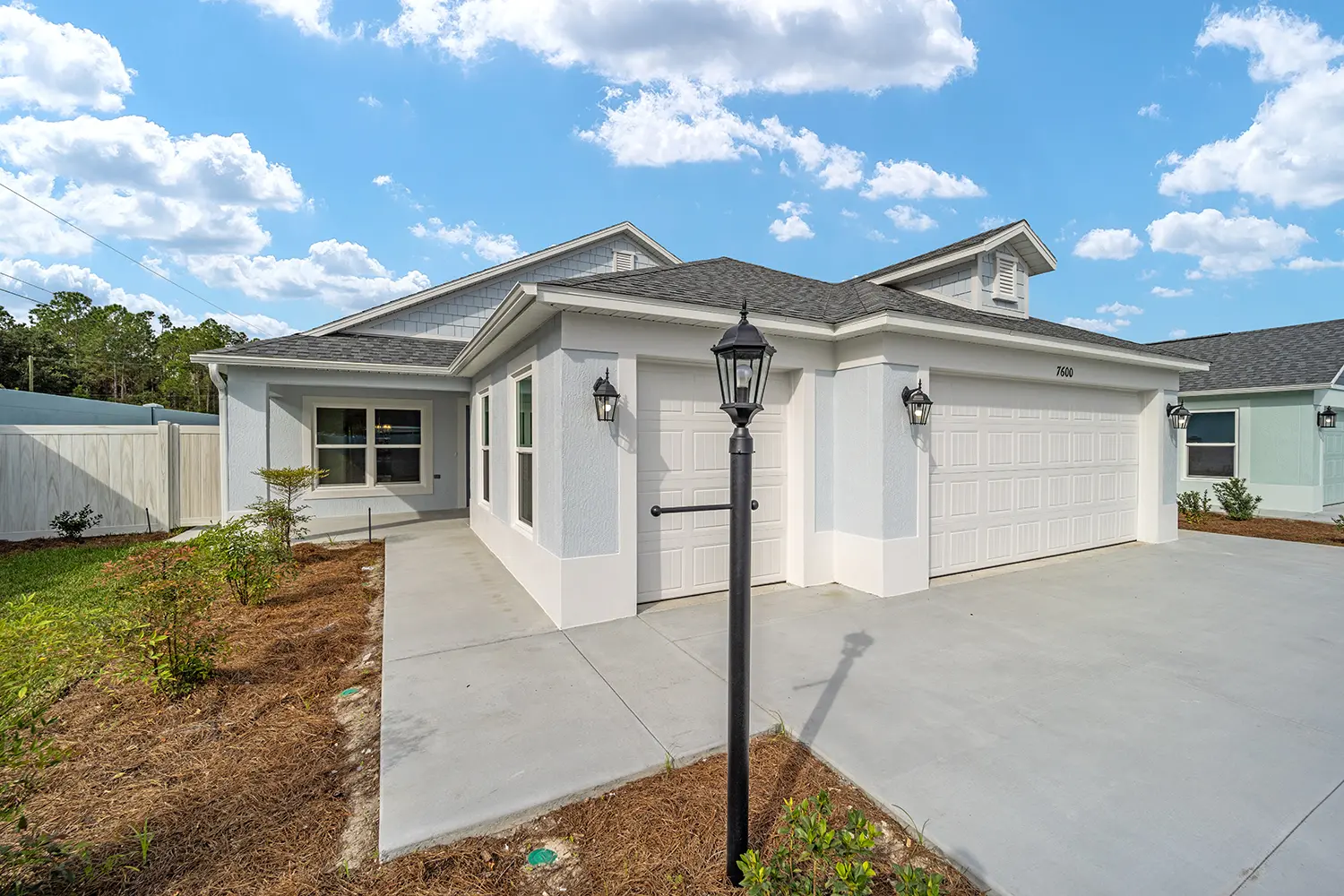 courtyard-villa-avondale-exterior-light-post-1