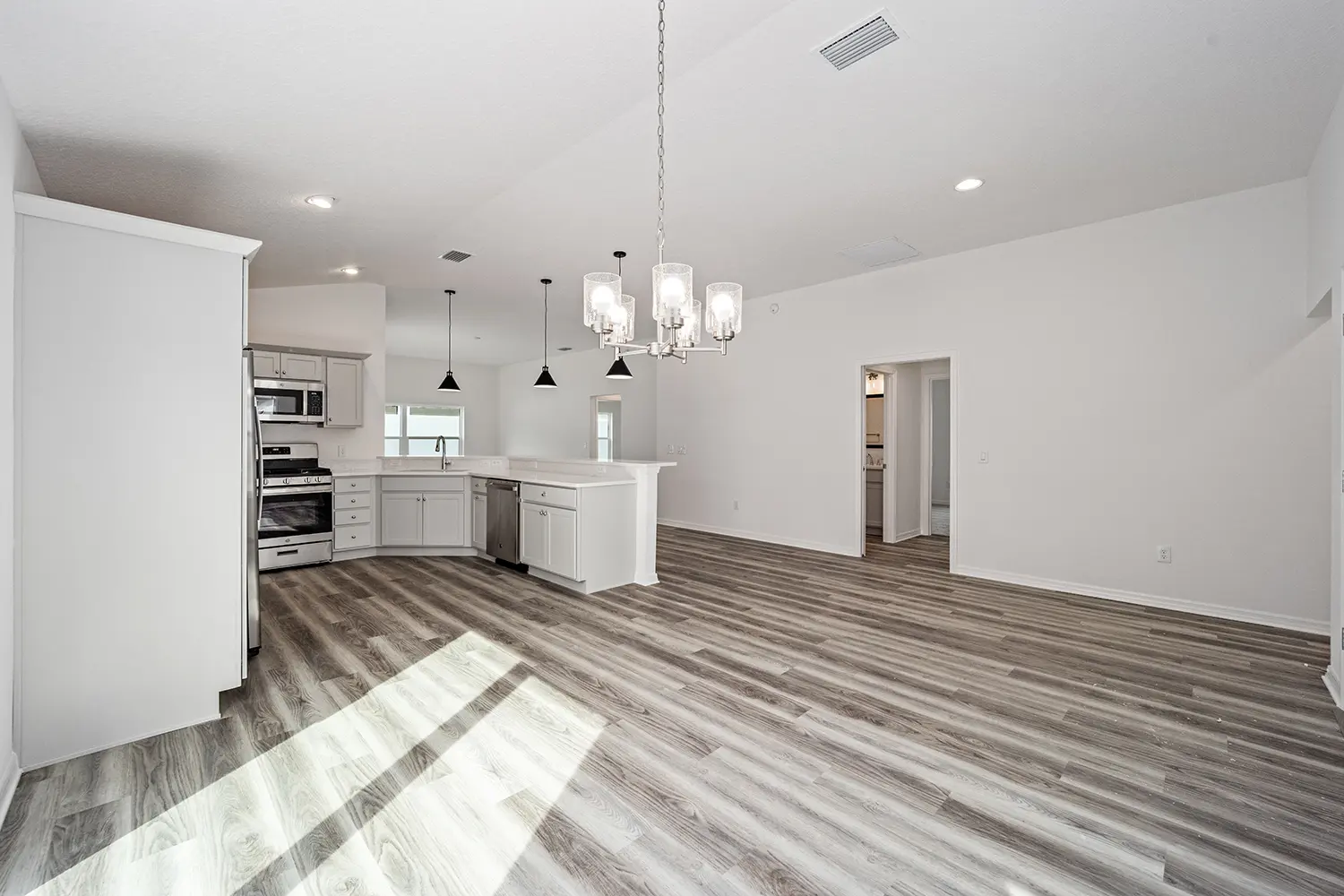 courtyard-villa-avondale-kitchen-and-dining-room-12