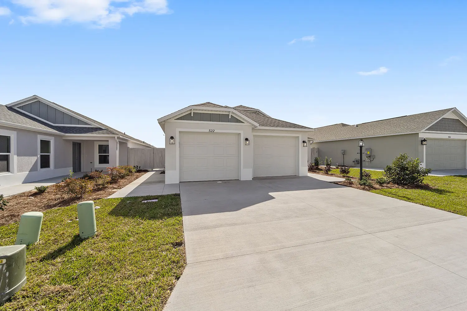 courtyard-villa-winslow-exterior-driveway-35