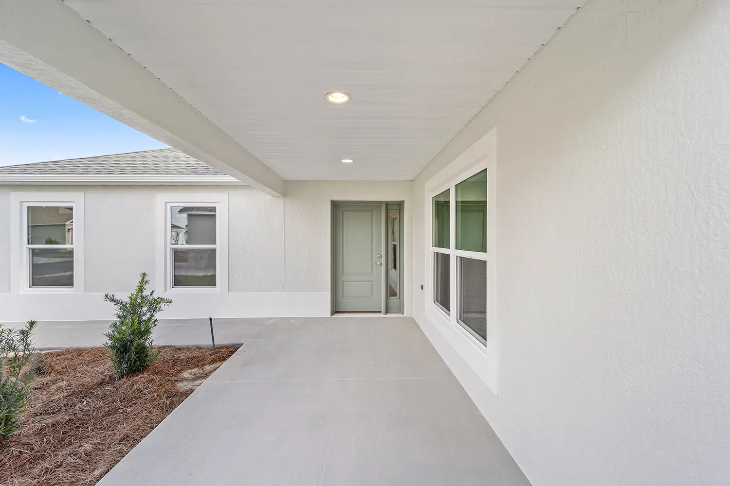 courtyard-villa-winslow-walkway-front-door-3