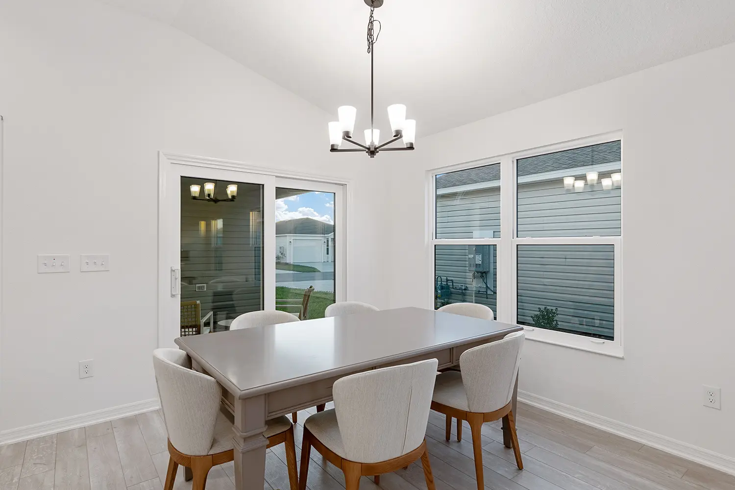 patio-villa-emerald-dining-room