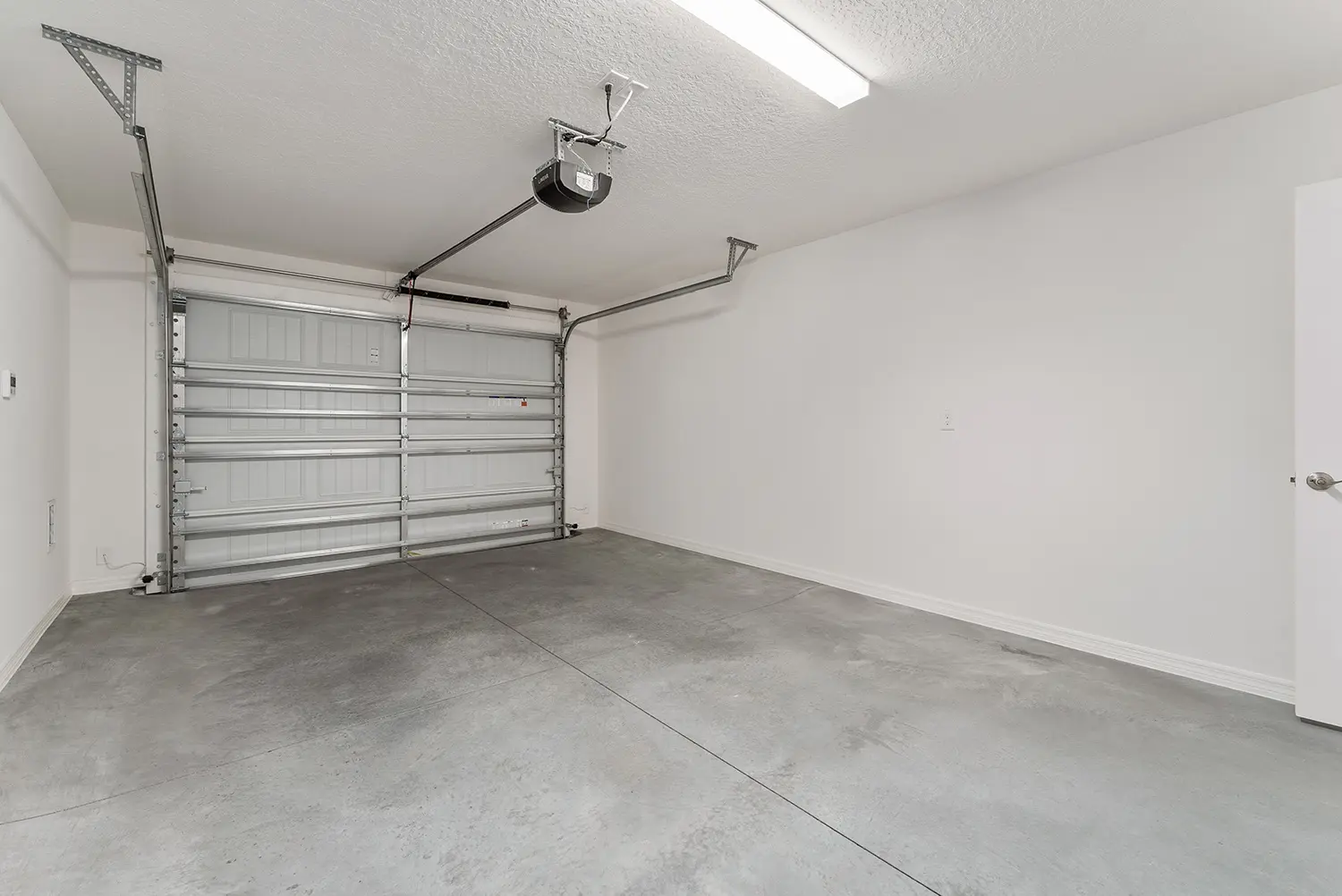 patio-villa-emerald-interior-garage