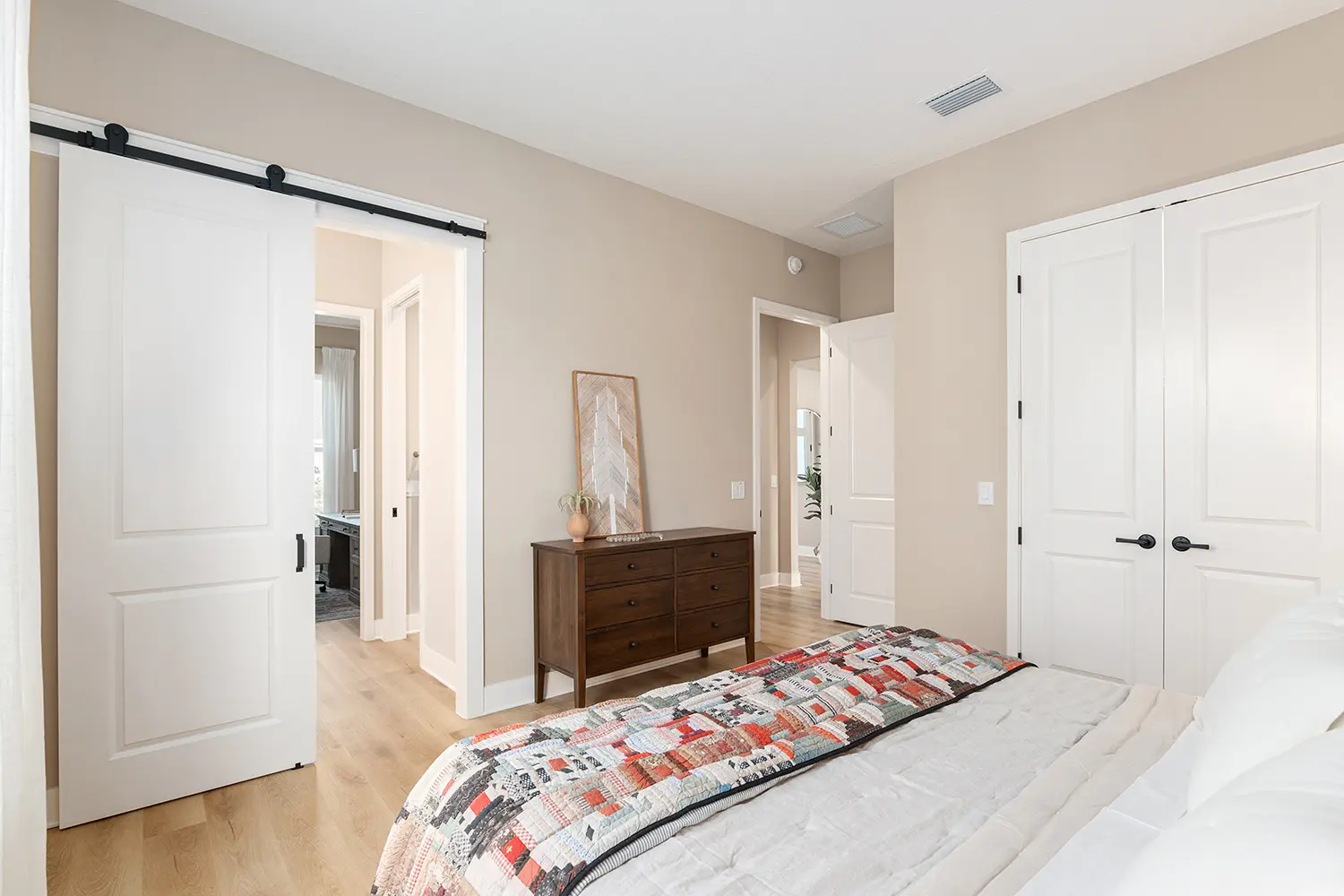 premier-niagara-street-of-dreams-bedroom