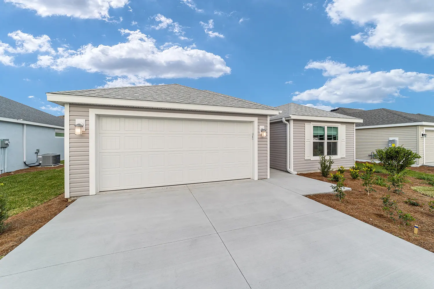 designer-tall-pine-street-of-dreams-exterior-front-garage