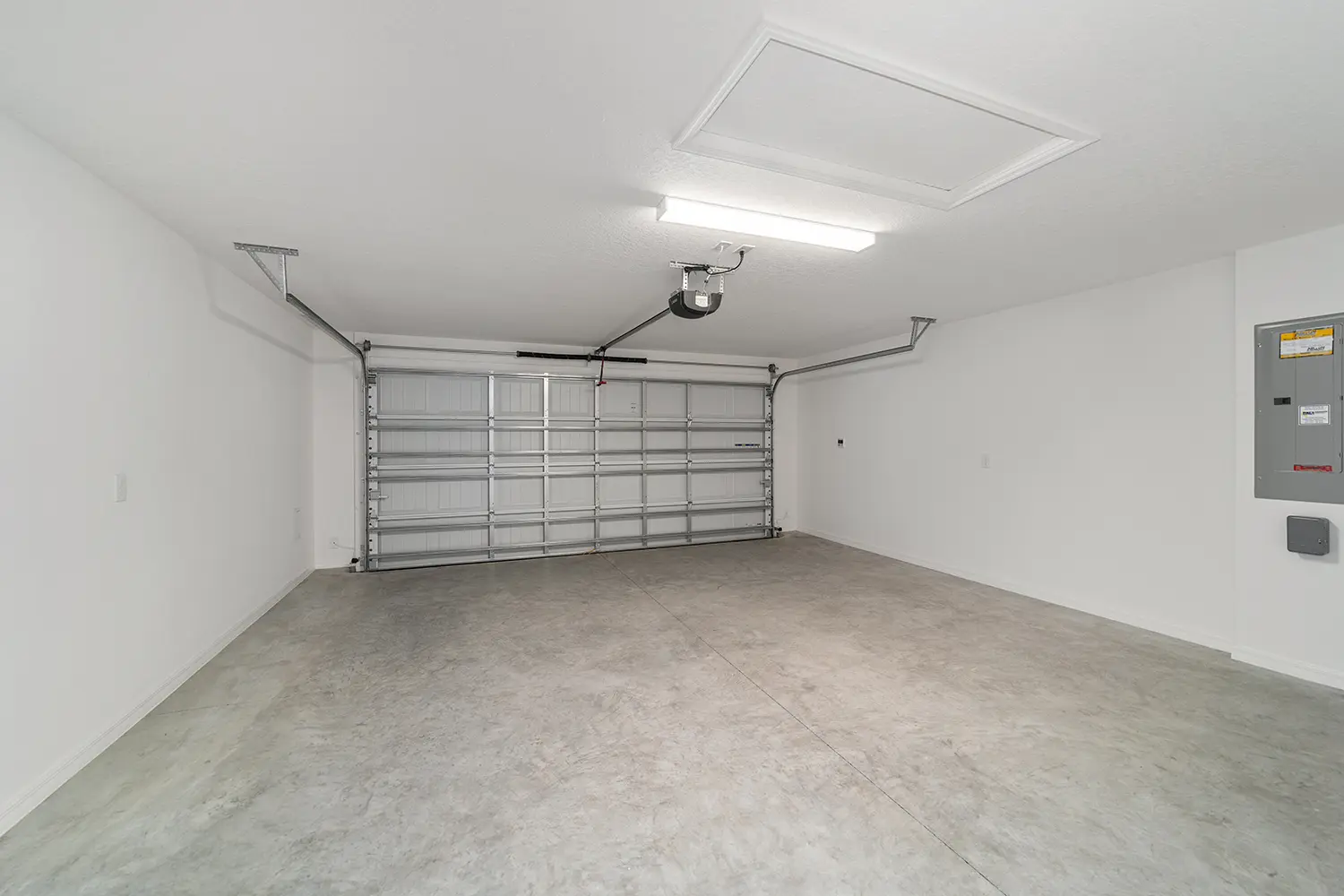 designer-tall-pine-street-of-dreams-interior-garage