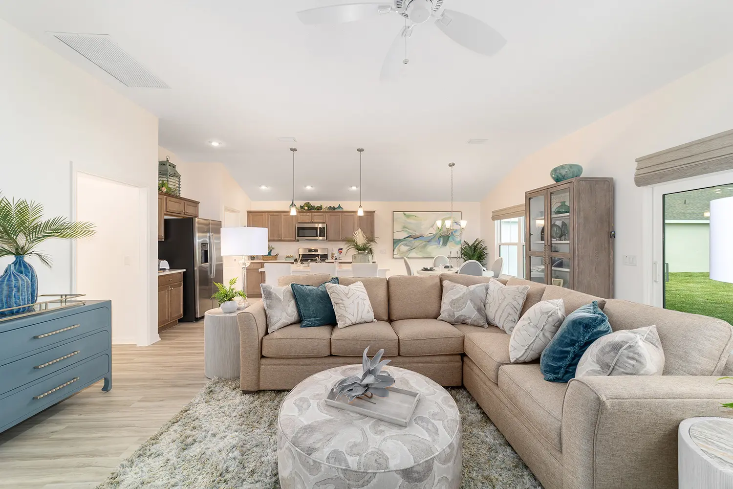 designer-tall-pine-street-of-dreams-living-room-kitchen-2