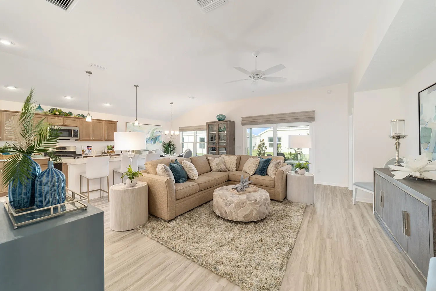 designer-tall-pine-street-of-dreams-living-room-kitchen-4