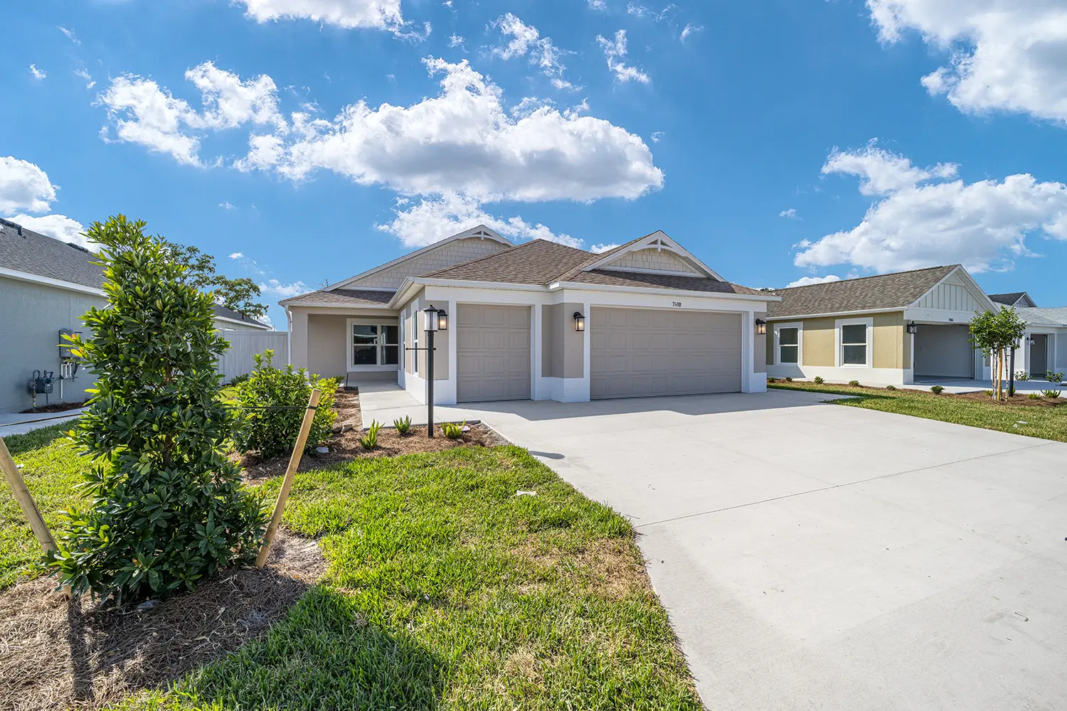 courtyard-villa-winslow-c-exerior-front-landscaping-35