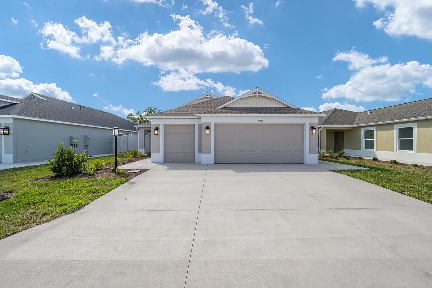 courtyard-villa-winslow-c-exterior-front-driveway-34