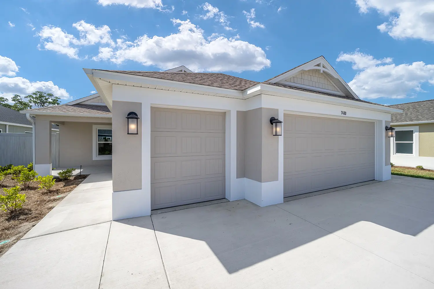 courtyard-villa-winslow-c-exterior-front-garage-1