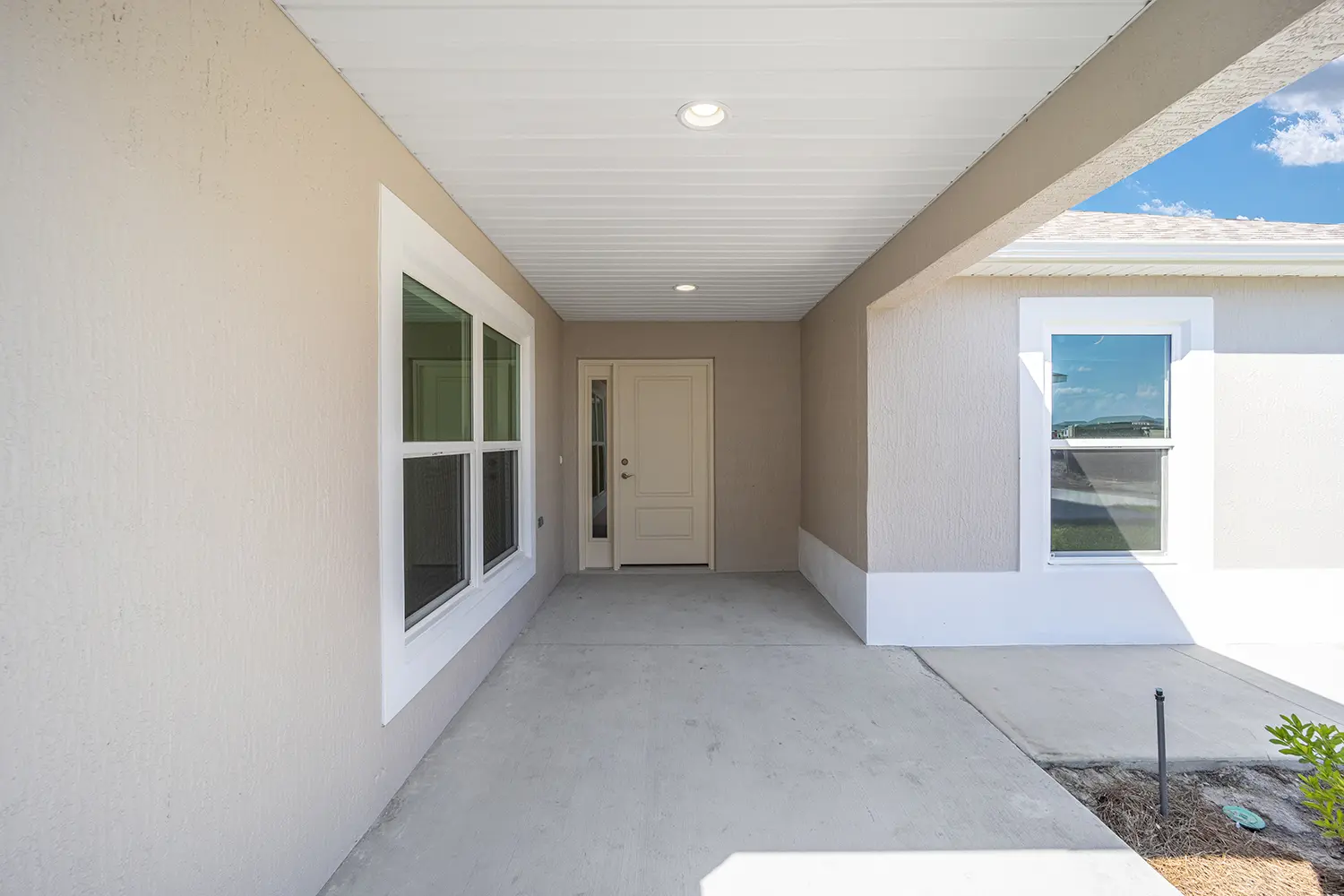 courtyard-villa-winslow-c-exterior-front-walkway-2