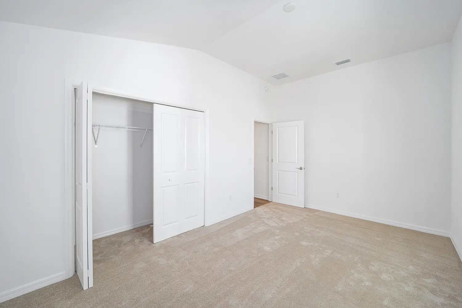 courtyard-villa-winslow-c-front-bedroom-closet-25